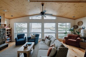 Smart-TV, Kamin, DVD-Player, Bücher