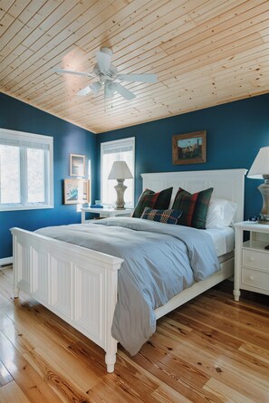 4 bedrooms, WiFi, bed sheets - Parker Lake House with Outdoor Hot Tub with Lake View (Oxford)