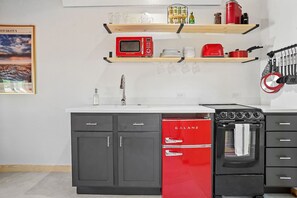 Køleskab, mikrobølgeovn, ovn, kogeplade