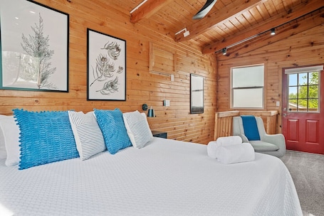 1 bedroom, iron/ironing board, travel cot, free WiFi. Guest Suite-Hot Tub-Close to Town