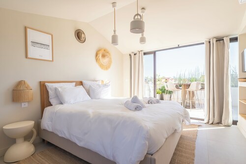 Villa Rénovée Avec Piscine et Amarrage, Dans Domaine Sécurité, Avec Plage à 5 mn