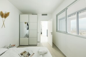 3 bedrooms, desk, laptop workspace, free WiFi - Experience 3BR High-Floor Duplex (Tel Aviv)