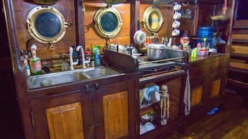 Frigorífic gran, forn, placa de cuina i liquadora