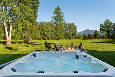 Fly-Fishing Haven, 5 Min to Glacier Park, Scenic Home with Hot Tub & Firepit