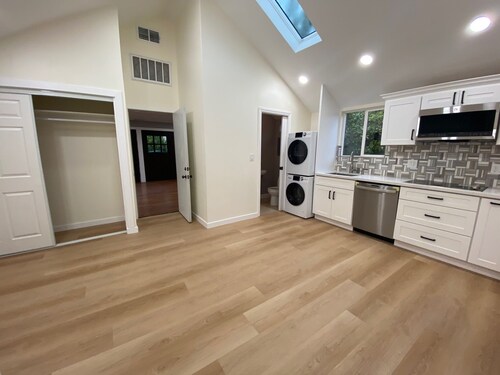 Private cottage - in charming old Palo Alto, full kitchen, 1BR/1BA. common area 