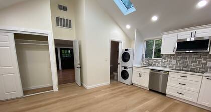 Private cottage - in charming old Palo Alto, full kitchen, 1BR/1BA. common area
