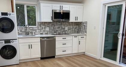 Private cottage - in charming old Palo Alto, full kitchen, 1BR/1BA. common area
