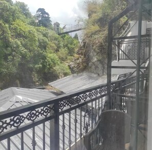 المنطقة المحيطة بالمنشأة