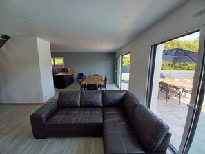 Living area - Villa 4 Chambres, 10 Couchages, Piscine Chauffée Plage à 4 Minutes de Marche (clohars carnoet)