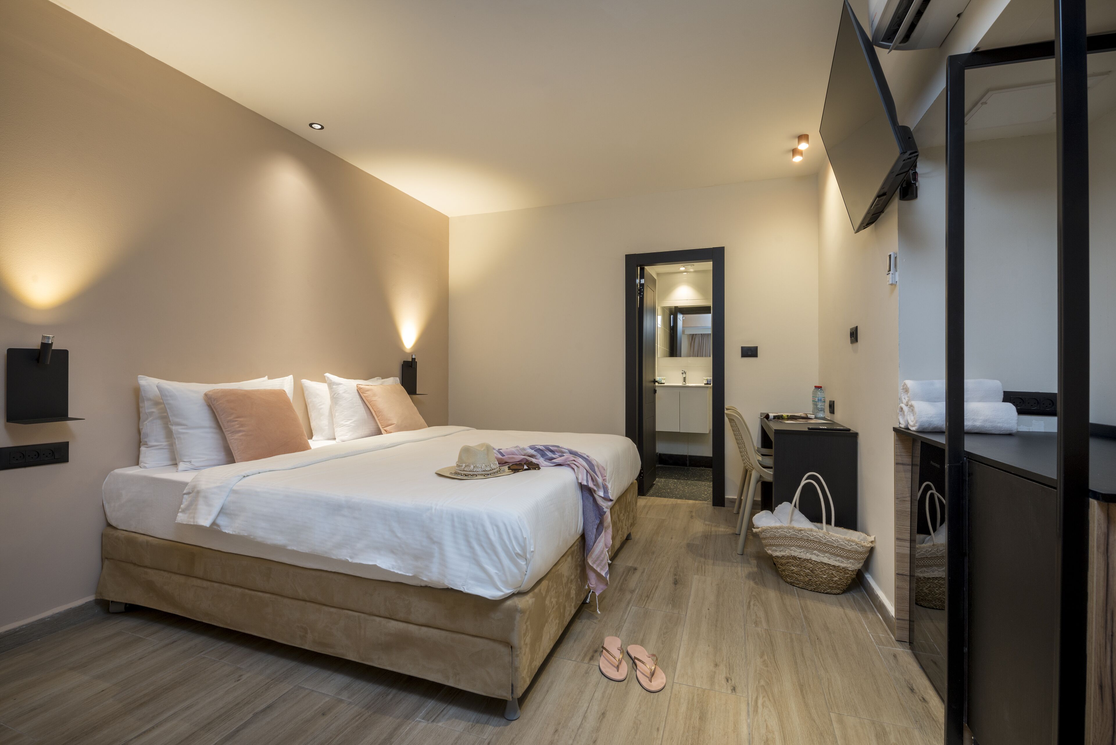 Skrivbord, arbetsyta för laptop, resesäng och gratis wi-fi