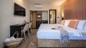 Una camera d'albergo moderna con un letto, una scrivania e una sedia.