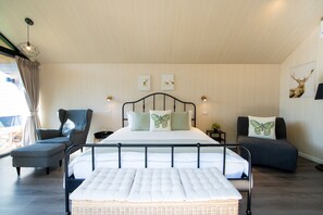 Minibar, escritorio, internet por cable gratis y ropa de cama 