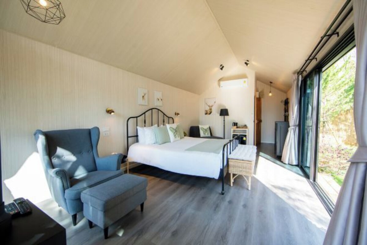Minibar, skrivebord og sengetøy