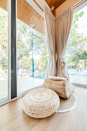 Two Bedroom Suite with Kitchen (Breakfast Included, Dinner Not Included) | 起居区 | 智能电视