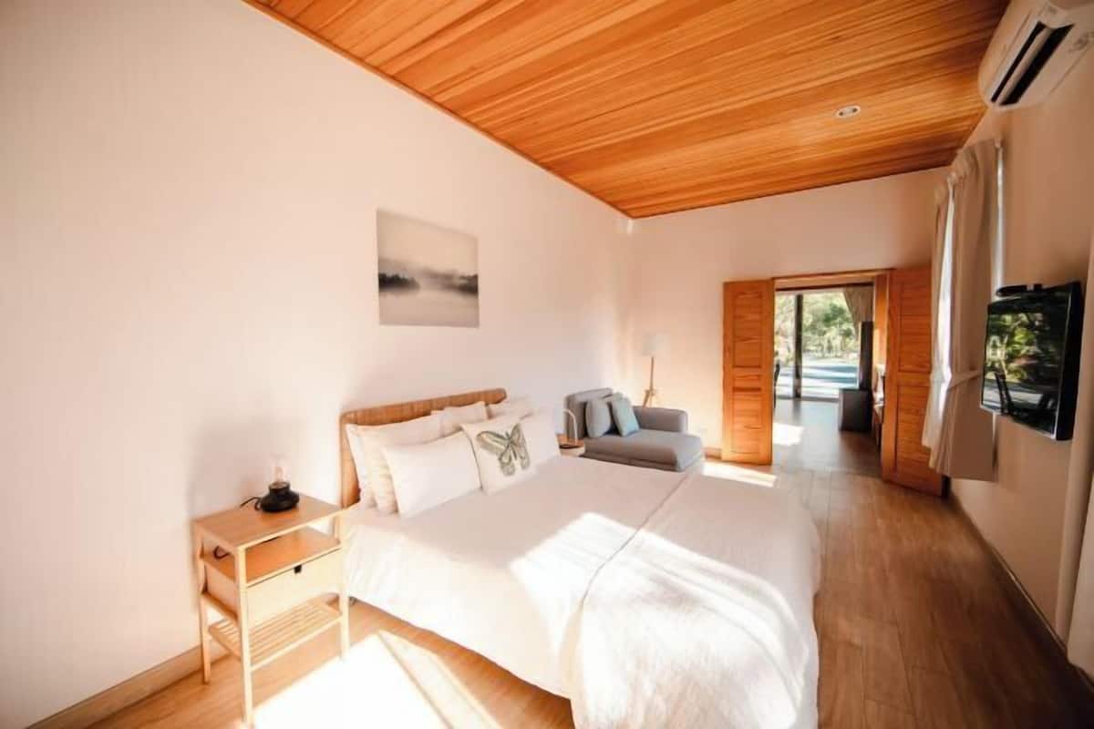 2 bedrooms, minibar, desk, free wired internet