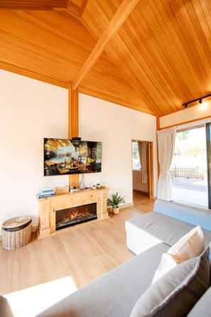 Two Bedroom Suite with Kitchen (Breakfast Included, Dinner Not Included) | บริเวณนั่งเล่น | สมาร์ททีวี