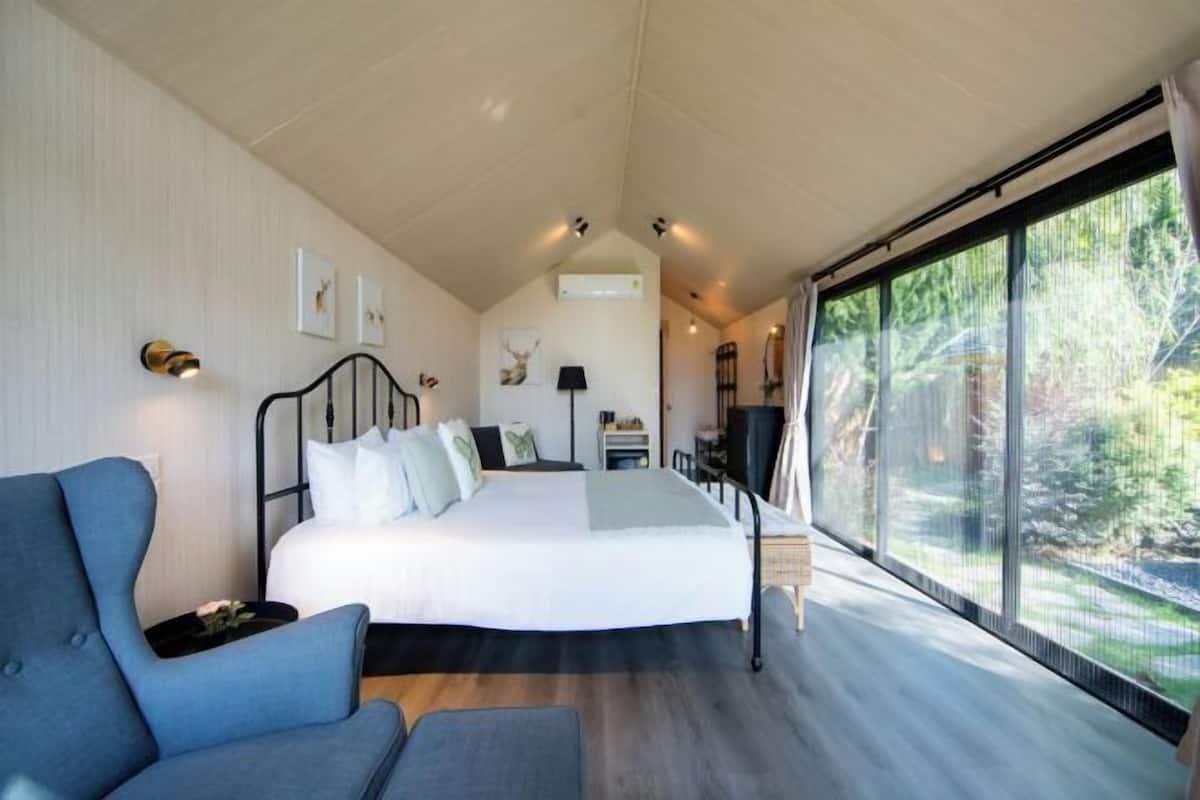 2 bedrooms, minibar, desk, free wired internet