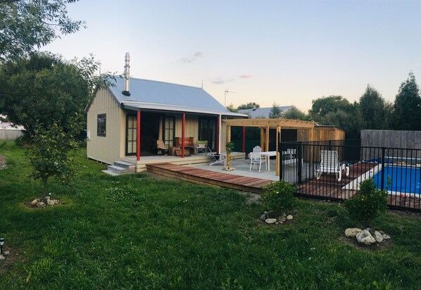 Terrace/patio - Prvt cottage + cabin + pool on quarter acre section (wood burner, pet friendly) (Greytown)