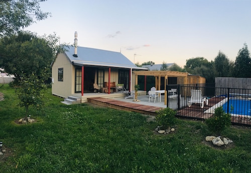 Prvt cottage + cabin + pool on quarter acre section (wood burner, pet friendly)