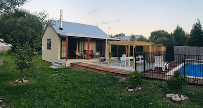 Prvt cottage + cabin + pool on quarter acre section (wood burner, pet friendly)