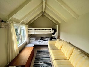 1 bedroom, WiFi - Prvt cottage + cabin + pool on quarter acre section (wood burner, pet friendly) (Greytown)