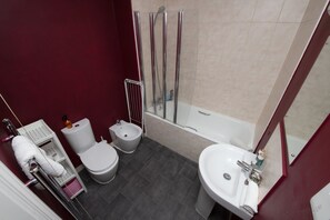 Secadora de cabello, bidet, toallas, jabón 