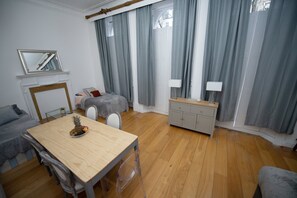 2 habitaciones, tabla de planchar con plancha, wifi y ropa de cama