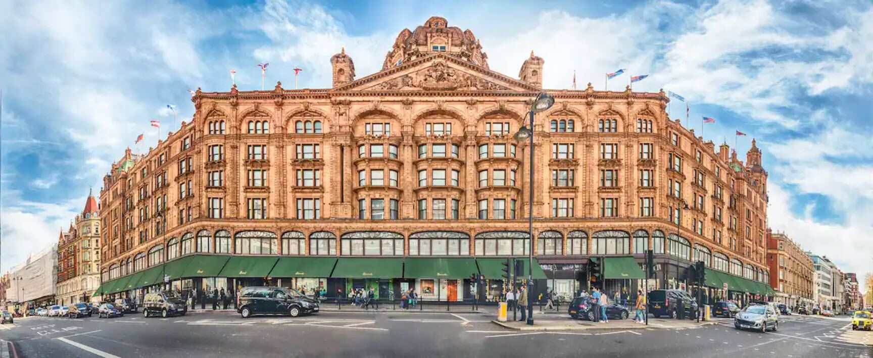 Um edifício grande e histórico com vários andares e uma entrada imponente.