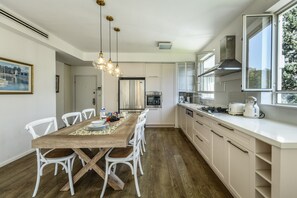 Appartamento | Cucina privata | Frigorifero con congelatore, microonde, forno, piano cottura