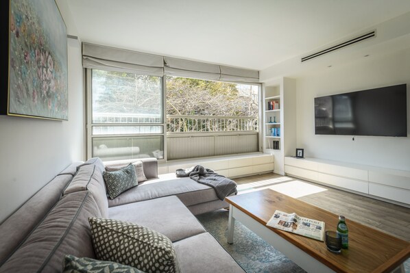 65-inch Smart TV with cable channels, TV - Stunning 2BR Apartment in Beeri (Tel Aviv)