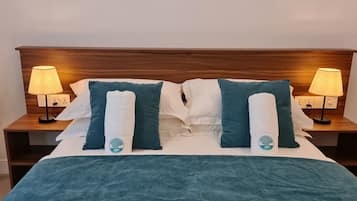 Habitación doble Deluxe, para no fumadores | Caja de seguridad en la habitación y escritorio