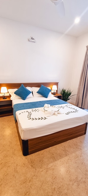 Quarto casal luxo, para não fumantes | Cofres nos quartos, escrivaninha, espaço de trabalho para notebook