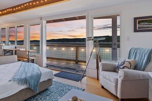 2 bedrooms, iron/ironing board, travel cot, WiFi - Keys on the Canal - Stunning Beachfront Bungalow! (Belfair)