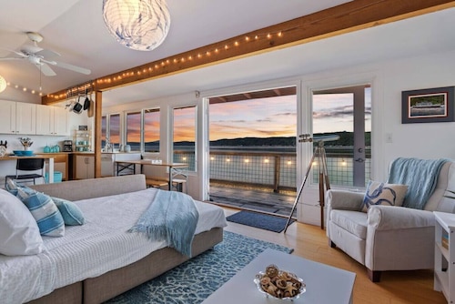 Keys on the Canal - Stunning Beachfront Bungalow!