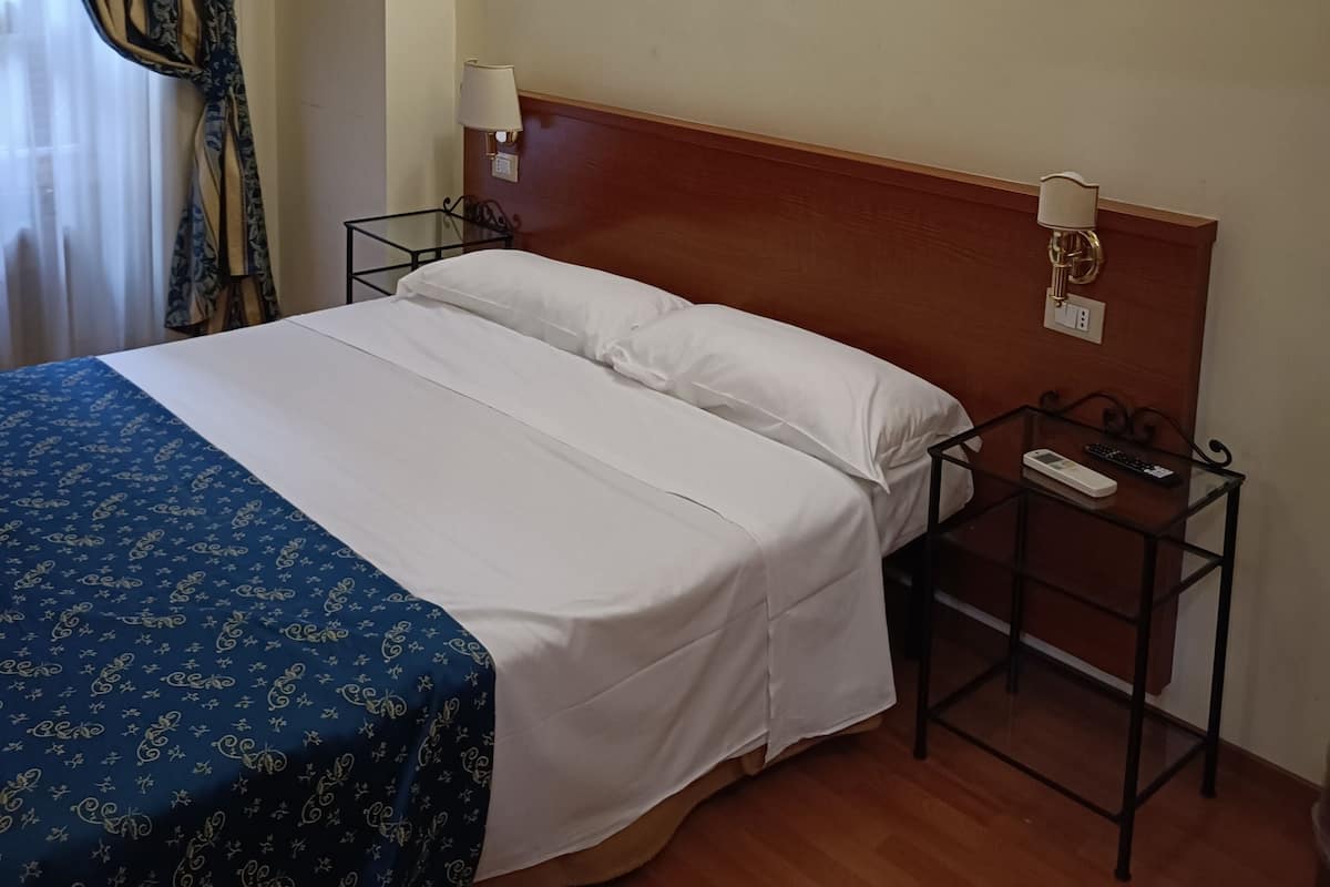 1 bedroom, premium bedding, down comforters, minibar
