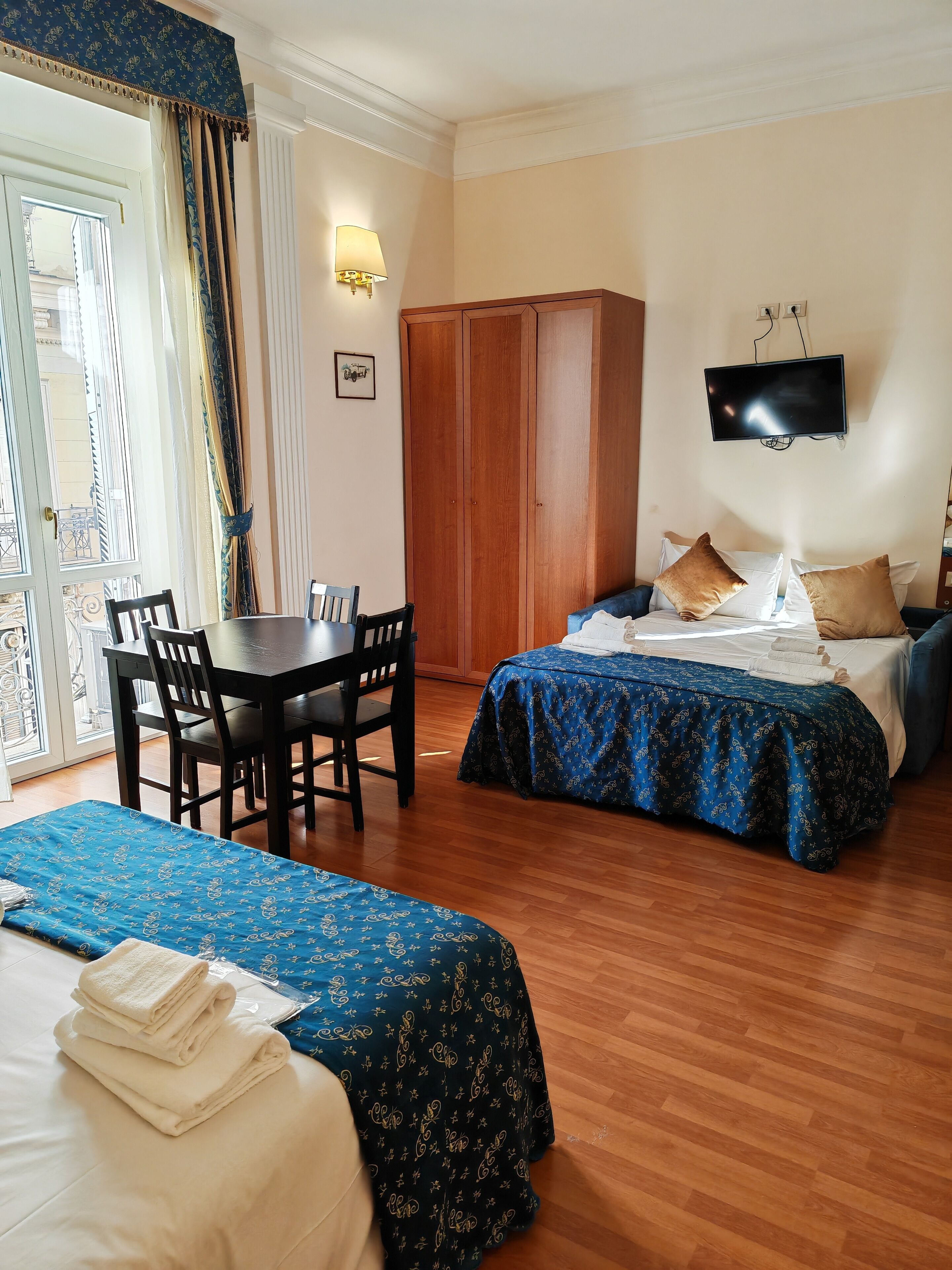 Ropa de cama de alta calidad, cubrecamas y minibar 