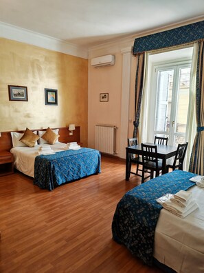 Ropa de cama de alta calidad, cubrecamas y minibar 