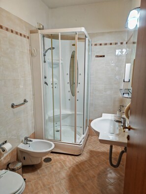 Ropa de cama de alta calidad, cubrecamas y minibar 