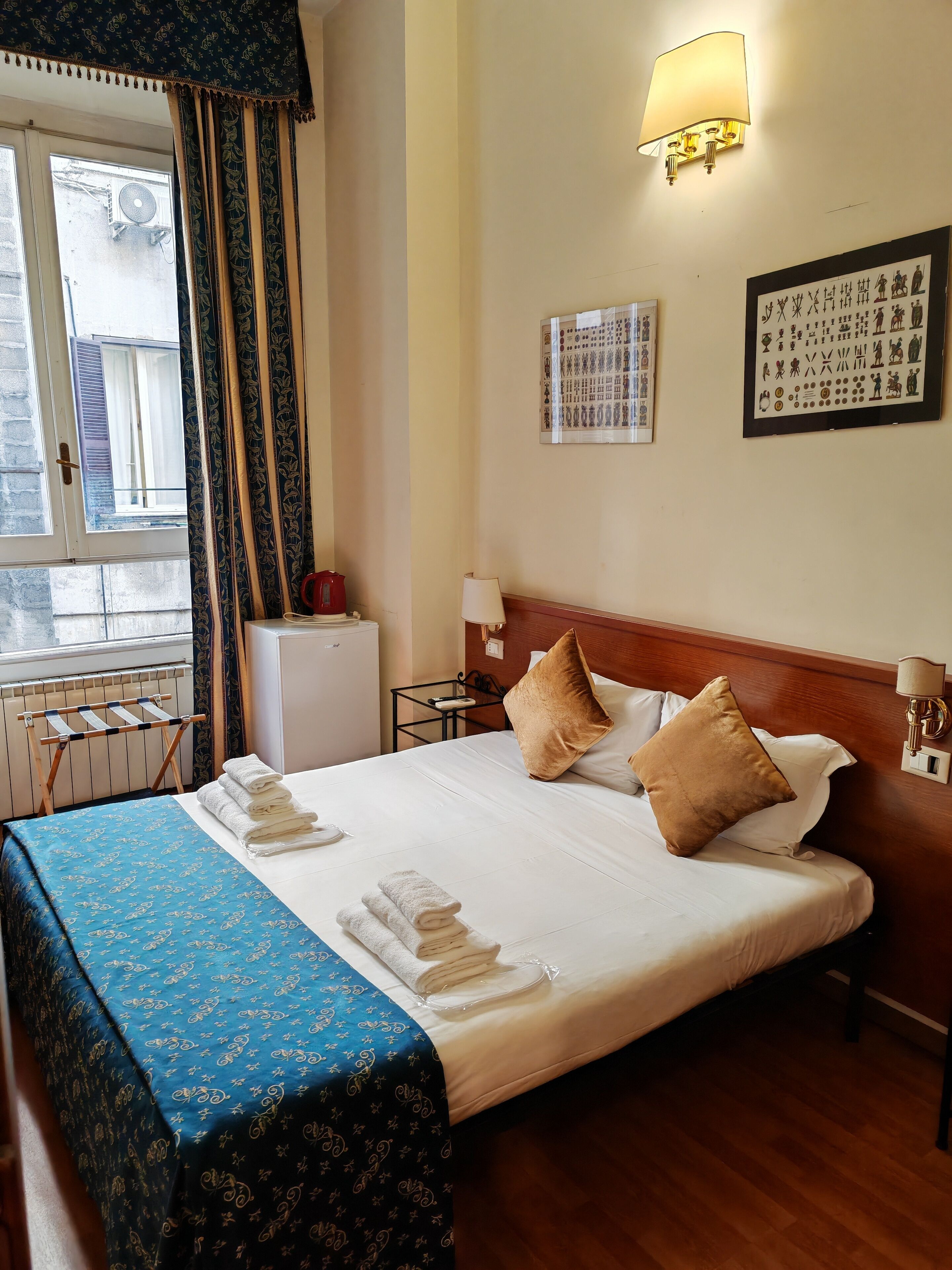 Ropa de cama de alta calidad, cubrecamas y minibar 