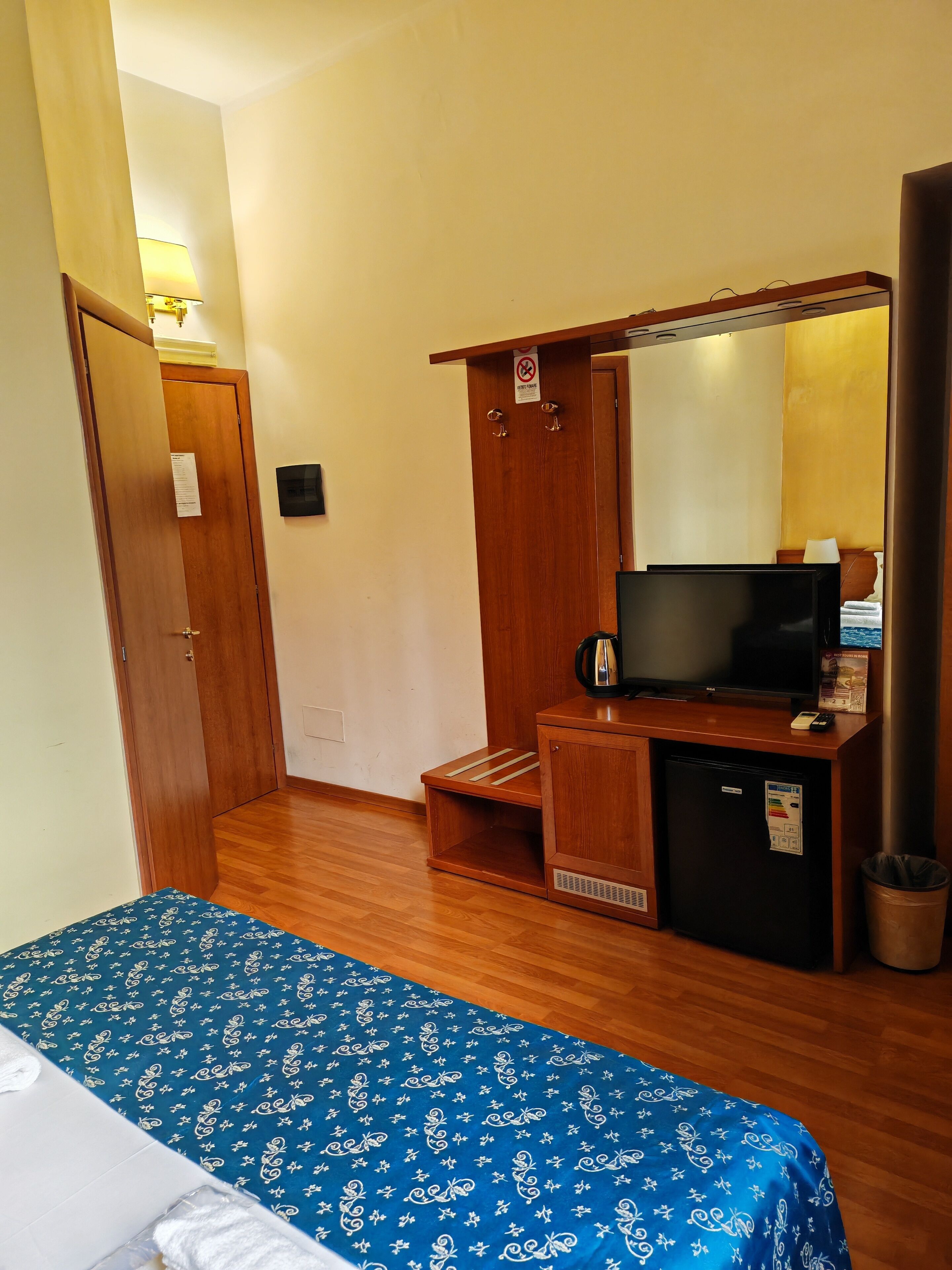 Ropa de cama de alta calidad, cubrecamas y minibar 