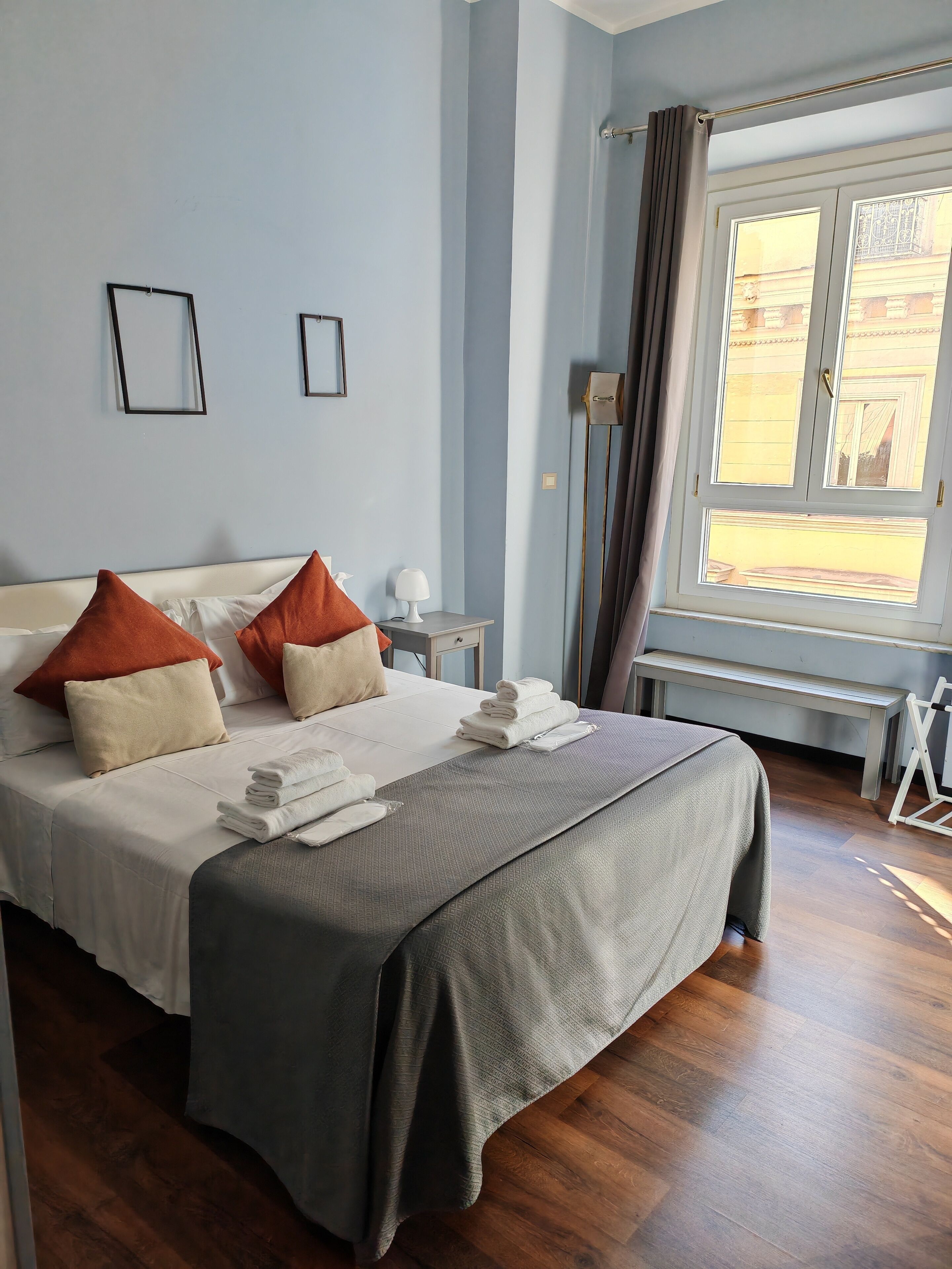 Quarto urbano | Roupas de cama premium, edredons de pluma, frigobar, cofres nos quartos