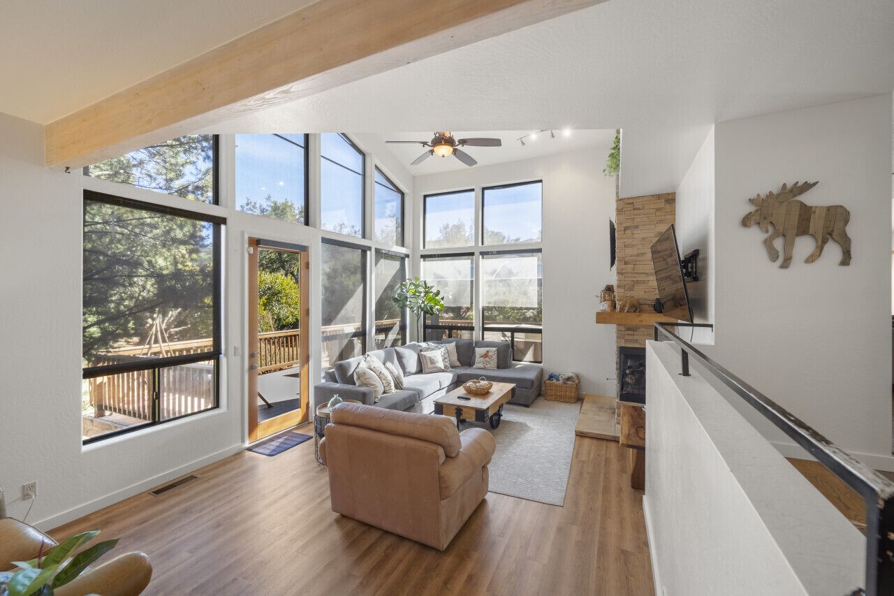 Smart TV, chimenea y estéreo 