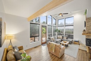 Smart TV, chimenea y estéreo 
