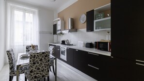 Private kitchen - Spacious one-bedroom apartment in Art Nouveau style - 15 min from Milan Cathedral (Sesto San Giovanni)