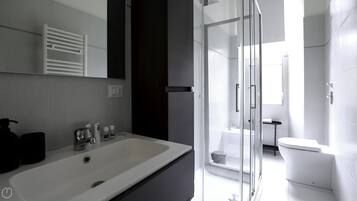 Dusch, hårtork, bidé och handdukar