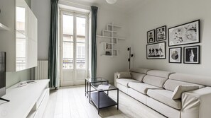 Living area - Spacious one-bedroom apartment in Art Nouveau style - 15 min from Milan Cathedral (Sesto San Giovanni)