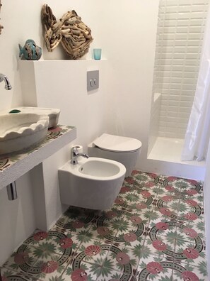 Dusche, Haartrockner, Bidet, Handtücher