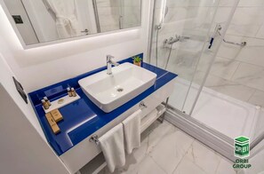Secador de pelo, toallas, jabón y papel higiénico