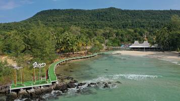 Private beach, sun-loungers, beach umbrellas, beach towels