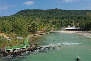 Private beach, sun loungers, beach umbrellas, beach towels - Bird Nest Villas by Mafiya (Koh Rong)